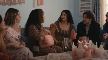Vestido midi de algodón elástico a rayas y cuello cuadrado de Staud Wells usado por Morgan (Taylor Ortega) como se ve en Big Mistakes (S01E06)