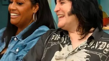 Gran Celebrity Bake Off S09 Noel Fielding Camiseta Estampada de Self - Presentador (Noel Fielding) como se ve en The Great Celebrity Bake Off for Stand Up To Cancer
