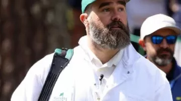 ¡El mono blanco del Masters Tournament 2026 llevado por Jason Kelce en Jason Kelce se vuelve VIRAL en el Masters Tournament 2026 tras un loco momento verde! ????