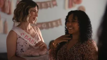 Vestido rosa de Yale de la Reforma que lleva Katie (Haley Rawson) como se ve en Big Mistakes (S01E06)