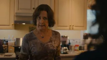 Jersey de seda estampado de Etro que lleva Linda (Laurie Metcalf) como se ve en Big Mistakes (S01E08)