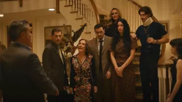 Robe de dragon fleuri Roberto Cavalli portée par Linda (Laurie Metcalf) telle que vue dans Big Mistakes (S01E08)