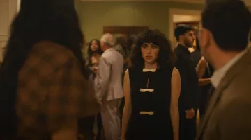 Vestido mini Azra Bow de French Connection que lleva Natalie (Abby Quinn) como se ve en Big Mistakes (S01E08)