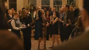 Escarpins de ballerine Carel Ariana portés par Natalie (Abby Quinn) comme on le voit dans Big Mistakes (S01E08)