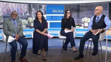 Vestido camisa plisada de costilla Scanlan Theodore llevado por Laura Jarrett, tal como se ve en Today with Jenna & Sheinelle el 10 de abril de 2026