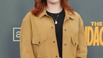 La chaqueta de ante marrón Audacity Mina Sundwall que lleva (Mina Sundwall) en The Audacity (T01)