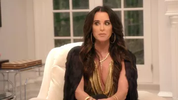 Veste courte à franges en zigzag d’Akris Punto portée par Kyle Richards telle que vue dans The Real Housewives of Beverly Hills (S15E17)