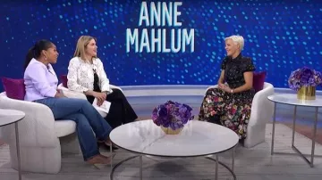 Vestido Midi de Alice + Olivia Henrietta llevado por Anne Mahlum visto en Today with Jenna & Sheinelle el 10 de abril de 2026