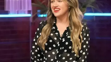 Le chemisier à pois Kelly Clarkson de The Voice S29 porté par Kelly Clarkson tel que vu dans The Voice