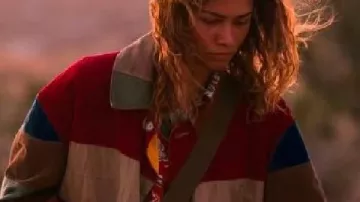Chaqueta de bloques de colores de Euphoria S03 Zendaya llevada por Rue Bennett (Zendaya) vista en Euphoria