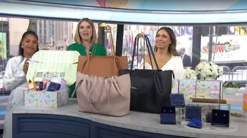 Camisa de cuello descubierto en marfil por We Wore What Worn de Melissa Garcia como se ve en Today with Jenna & Sheinelle el 13 de abril de 2026