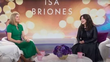 Chaqueta motera de cuero Courreges llevada por Isa Briones, vista en Today with Jenna & Sheinelle el 13 de abril de 2026