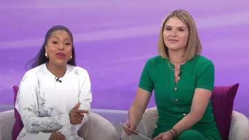 Robe maxi-maille Sandro portée par Jenna Bush Hager telle que vue dans Today with Jenna & Sheinelle le 13 avril 2026