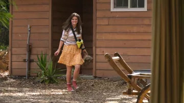 Camiseta multi de mujer de Brandy Melville que lleva Amy Patterson (Emily Pendergast) tal como se ve en Jury Duty Presents: Company Retreat (S01E06)