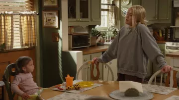 La sudadera de The Great The Smouch. llevado por Mandy Cooper (Emily Osment) como se ve en El primer matrimonio de Georgie y Mandy (S02E13)