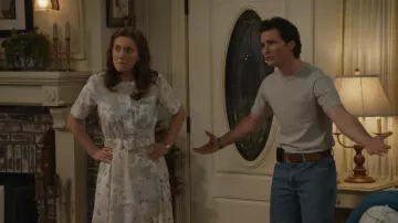 Vestido vintage de los 80 con cinturón floral pastel que lleva Mary Cooper (Zoe Perry) tal como se ve en El primer matrimonio de Georgie y Mandy (S02E14)