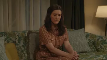 Robe Sezane Raquel portée par Mary Cooper (Zoe Perry) telle que vue dans Le Premier Mariage de Georgie & Mandy (S02E14)