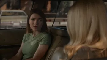 Iro Elonia Tee Elonia Tee llevada por Missy Cooper (Raegan Revord) como se ve en El primer matrimonio de Georgie & Mandy (S02E14)