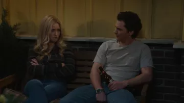 T-shirt Gap adulte en coton biologique porté par Georgie Cooper (Montana Jordan) tel que vu dans le premier mariage de Georgie & Mandy (S02E14)