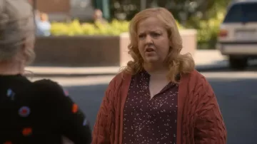Chemise Milky Way Voie lactée Scotch & Soda portée par Miss Hutchins (Sarah Baker) telle que vue dans Le premier mariage de Georgie & Mandy (S02E15)