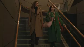 Sandro Long Trench Coat porté par Samantha Edwards (Micaela Diamond) tel que vu dans Elsbeth (S03E13)