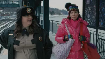 Calentador de brazo Kurt Geiger Rainbow Foil Overlay usado por Elsbeth Tascioni (Carrie Preston) visto en Elsbeth (S03E13)