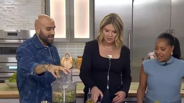 Vieille veste en jean en train à imprimé fleur marine portée par Edy Massih, vue dans Today le 9 avril 2026