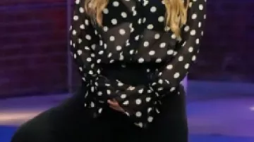 Chemisier à pois porté par Kelly Clarkson dans The Voice : pourquoi Kelly Clarkson est revenue pour la saison de 'Battle of Champions' (Exclusif)