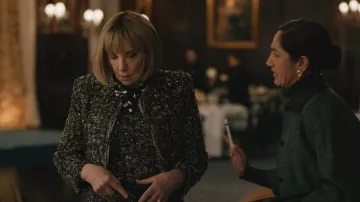 Veste Boléro Atelier Prabal Gurung Prabal Gurung Paillette Boucle sans col portée par Isadora Lancaster (J. Smith-Cameron) telle que vue dans Elsbeth (S03E14)