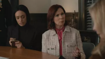 Veste courte effilochée en tweed de Maje portée par Elsbeth Tascioni (Carrie Preston) telle que vue dans Elsbeth (S03E14)
