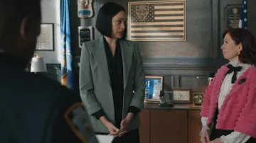 Michael Kors Collection Blazer de lana elástica Georgina llevado por Nina Taylor (Britne Oldford) visto en Elsbeth (S03E14)