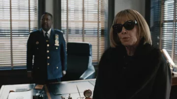Gafas de sol Tory Burch 54MM Cat Eye usadas por Isadora Lancaster (J. Smith-Cameron) vistas en Elsbeth (S03E14)