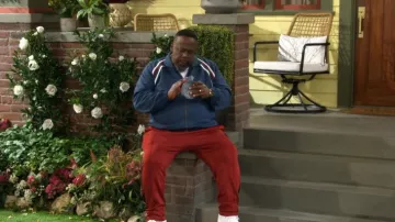 Veste de sport à fermeture éclair Scotch & Soda portée par Calvin Butler (Cedric the Entertainer) telle que vue dans The Neighborhood (S08E16)