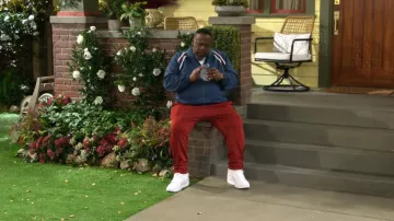 Sergio Tacchini Monte Jogger Archivio Merlot porté par Calvin Butler (Cedric the Entertainer) tel que vu dans The Neighborhood (S08E16)
