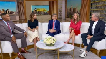 Zapatillas bajas Ferragamo Cassina Gancio llevadas por Sam Champion vistas en Good Morning America el 14 de abril de 2026