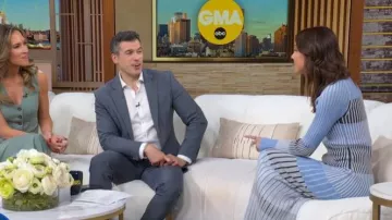 Robe Maxi en maille rayée Boss portée par Sophie Flay telle que vue dans Good Morning America le 14 avril 2026