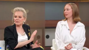 Blazer à manches froissées à sequins Cinq a Sept porté par Jean Smart tel que vu dans Good Morning America le 14 avril 2026