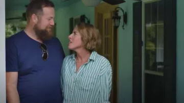 Sezane Tomboy Shirt rayures vertes écrues portées par Erin Napier telles que vues dans Home Town (S10E13)