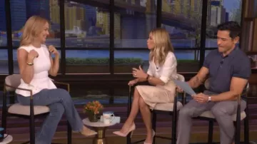 Dalood White Top porté par Jennie Garth tel qu’on le voit en LIVE avec Kelly et Mark le 13 avril 2026