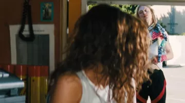 Pantalones de chándal con estampado gráfico Givenchy usados por Mitch (Daeg Faerch) como se ve en Euphoria (S03E01)