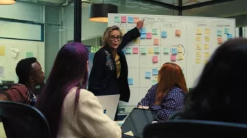 Blazer de lana de espiga cruzada, cruzado y adornado de Dries Van Noten, llevado por Patty Lamb como se ve en Euphoria (S03E01)