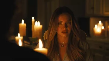 Colgante Cartier Trinity 1 Diamond Paved llevado por Cassie Howard (Sydney Sweeney) como se ve en Euphoria (S03E01)