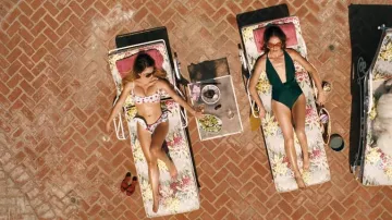 Mulas Clementine Heeled de la Reforma llevadas por Cassie Howard (Sydney Sweeney) como se ven en Euphoria (S03E01)