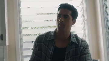 Camisa relajada de cuadros Helmut Lang usada por Ravi Parikkar (Anirudh Pisharody) vista en 9-1-1 (S09E16)