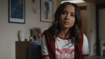 T-shirt des années 70 de Céline en jersey en coton porté par May Grant (Corinne Massiah) tel que vu dans le 9-1-1 (S09E16)
