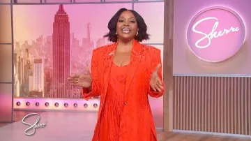 Blazer con cinturón con estampado floral rosa llevado por Sherri Shepherd, tal como se ve en Sherri el 14 de abril de 2026