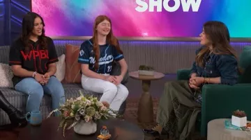 Jupe ballon en jean Scolar portée par Kelly Clarkson telle que vue dans The Kelly Clarkson Show le 7 avril 2026