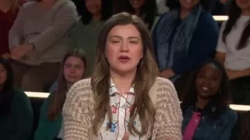 Haut à manches courtes rubis Mabe Apparel porté par Kelly Clarkson tel que vu dans The Kelly Clarkson Show le 8 avril 2026