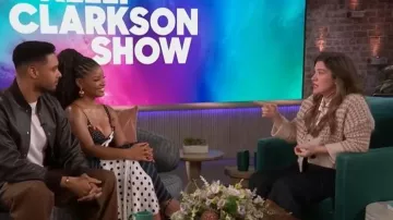 Asos conçoit un jean large jambe avec ourlets extrêmes à poignets, porté par Kelly Clarkson tel que vu lors du Kelly Clarkson Show le 8 avril 2026