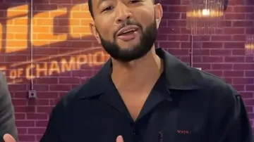 John Legend The Voice S29 Final, camiseta negra de John Legend en The Voice